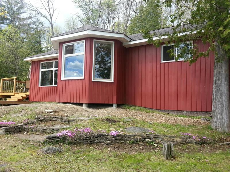 PRIVATE "ROYAL OAKS" WATERFRONT Coboconk Cottage Rental DI22179
