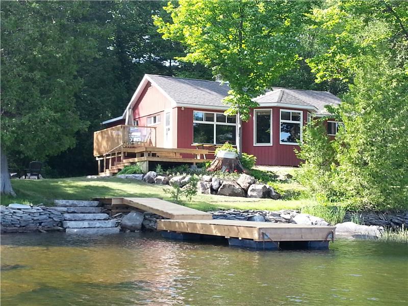 PRIVATE "ROYAL OAKS" WATERFRONT Coboconk Cottage Rental DI22179 CottagesInCanada