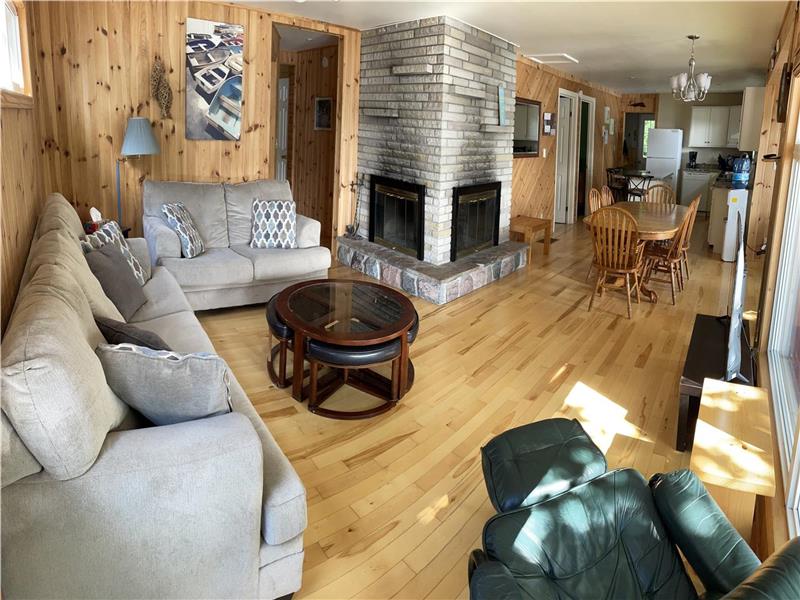 PRIVATE "ROYAL OAKS" WATERFRONT Coboconk Cottage Rental DI22179