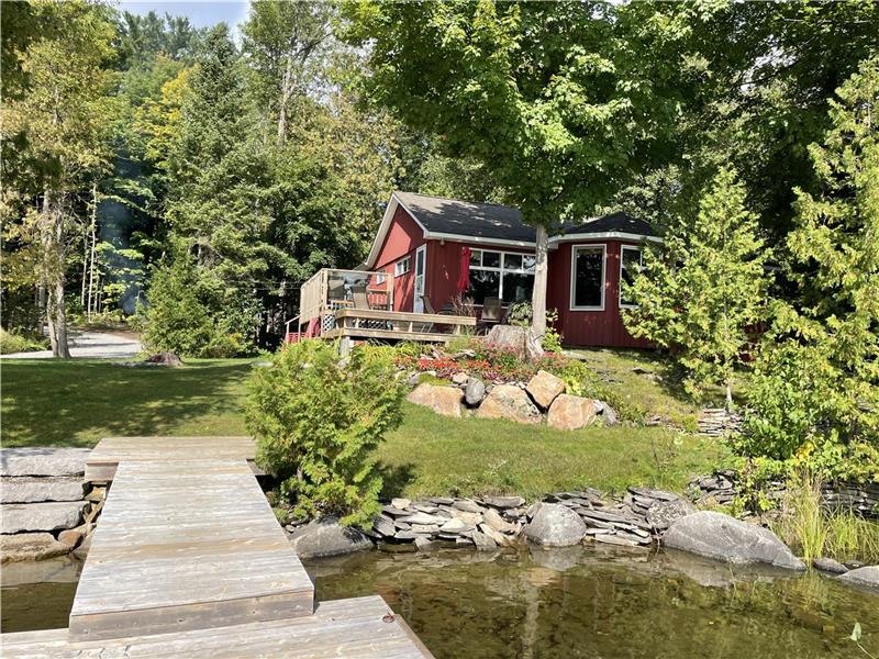 PRIVATE "ROYAL OAKS" WATERFRONT Coboconk Cottage Rental DI22179