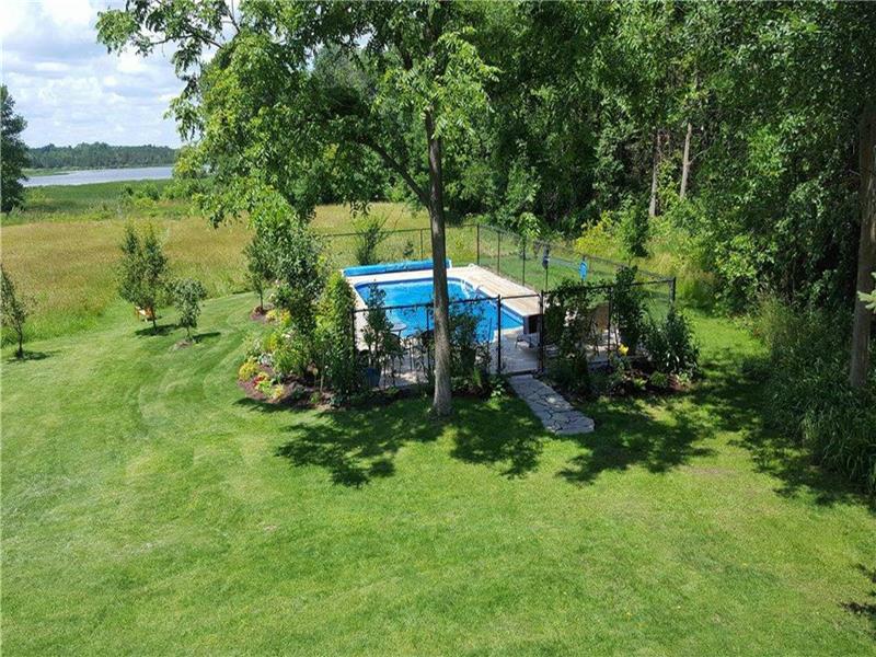 Beautiful Waterfront property with Picton Cottage Rental DI22579