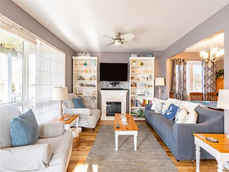 Beautiful Bluewater Lakeview Grand Bend Cottage Rental DI23403