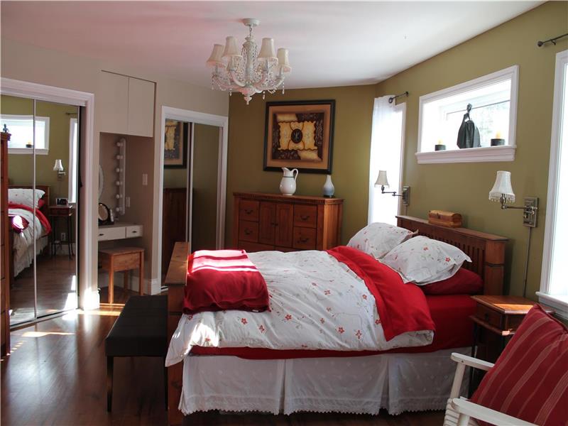 Clean Lake Front Family Cottage/Hot Shawville Cottage Rental GL