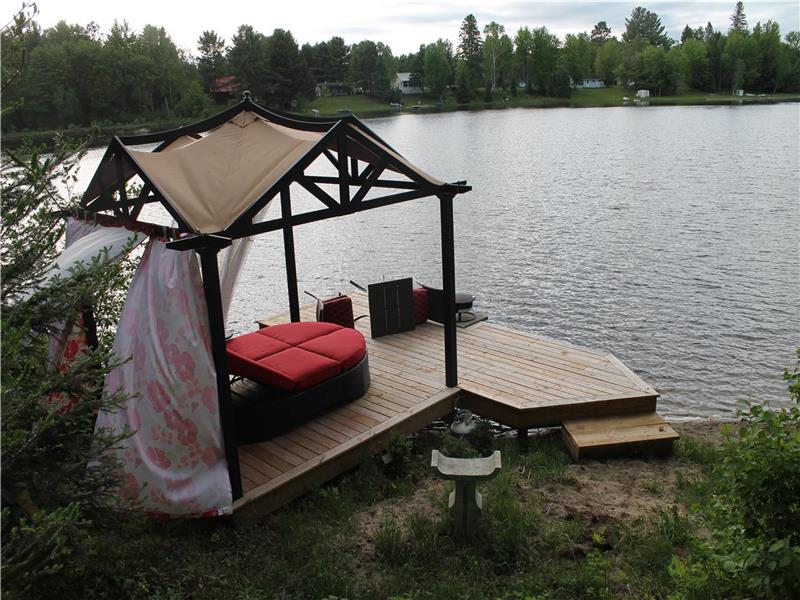 Clean Lake Front Family Cottage/Hot Shawville Cottage Rental GL