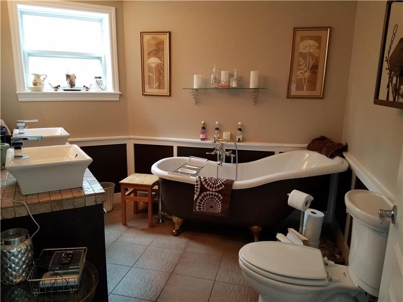 Clean Lake Front Family Cottage/Hot Shawville Cottage Rental GL