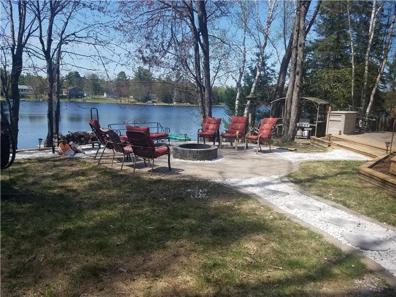 Clean Lake Front Family Cottage/Hot Shawville Cottage Rental GL