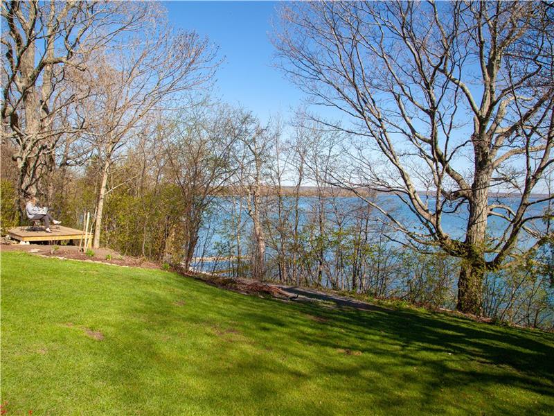 Prince Edward Bay Cottage a Picton Cottage Rental GL23584