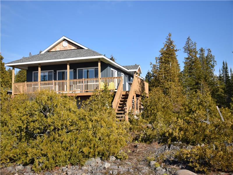 Lake House Effect, Waterfront Tobermory Cottage Rental DI23791 CottagesInCanada