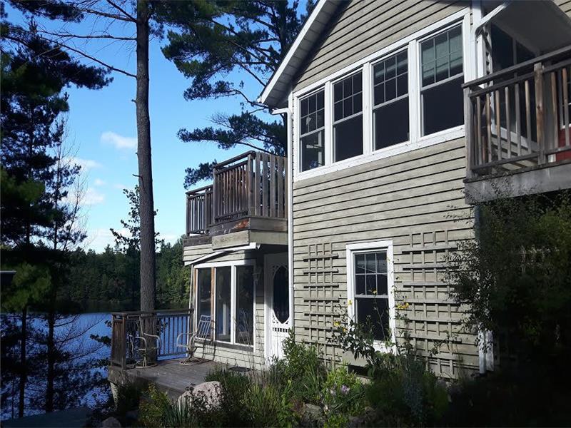 Year Around luxury waterfront Parry Sound Cottage Rental DI24303