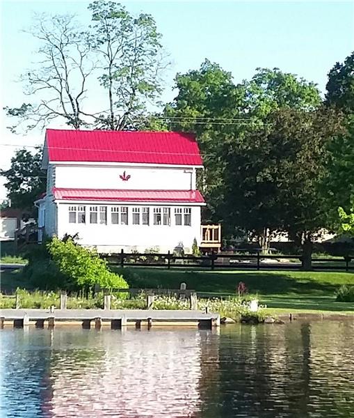 Book a Beautiful Fall Weekend Coboconk Cottage Rental DI24431