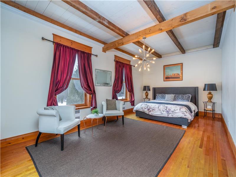 *9 Bedrooms *8,400 sqft Farm House Alliston Cottage Rental DI24457 CottagesInCanada