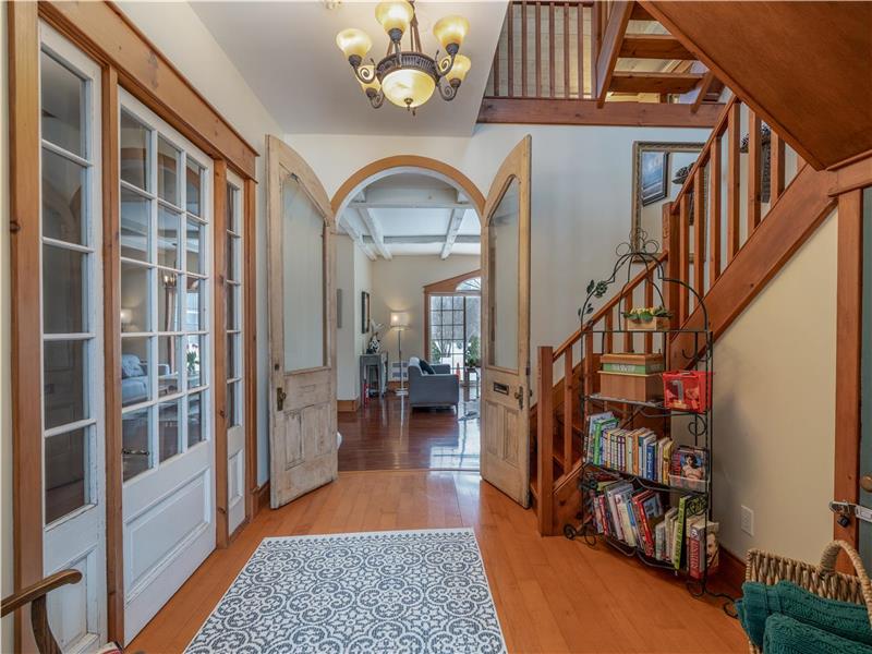 *9 Bedrooms *8,400 sqft Farm House Alliston Cottage Rental DI24457 CottagesInCanada