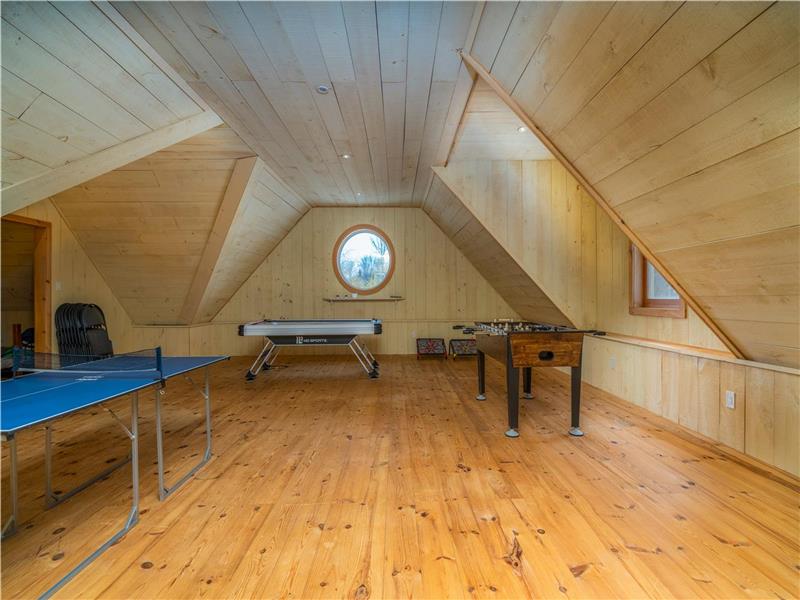 *9 Bedrooms *8,400 sqft Farm House Alliston Cottage Rental DI24457 CottagesInCanada