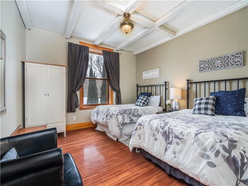 *9 Bedrooms *8,400 sqft Farm House Alliston Cottage Rental DI24457 CottagesInCanada