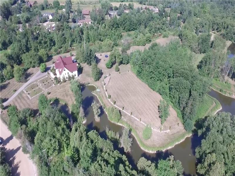 *9 Bedrooms *8,400 sqft Farm House Alliston Cottage Rental DI24457 CottagesInCanada