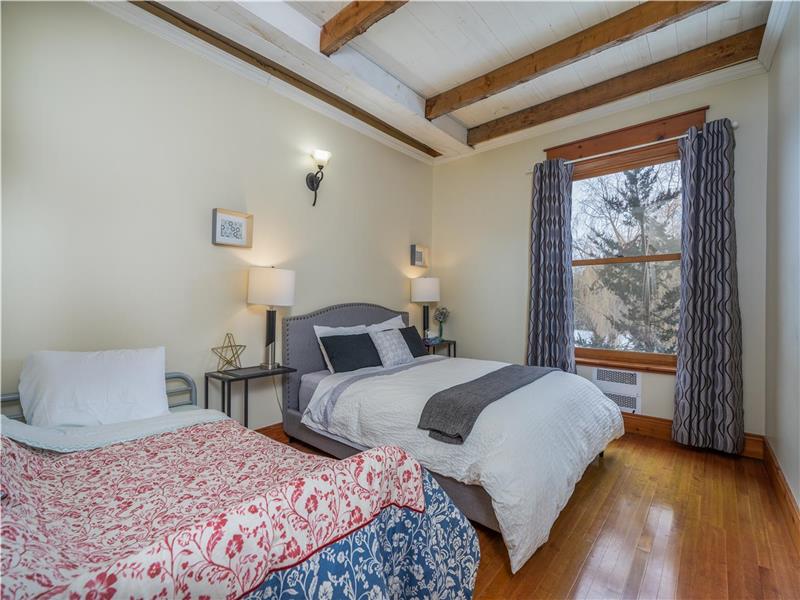 *9 Bedrooms *8,400 sqft Farm House Alliston Cottage Rental DI24457 CottagesInCanada