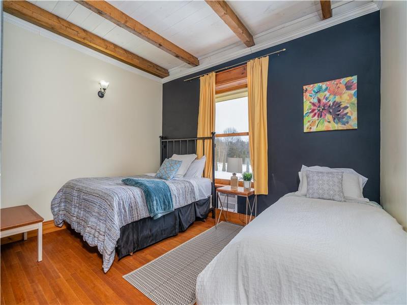 *9 Bedrooms *8,400 sqft Farm House Alliston Cottage Rental DI24457 CottagesInCanada