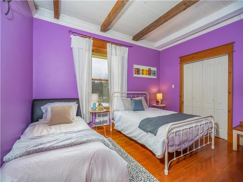 *9 Bedrooms *8,400 sqft Farm House Alliston Cottage Rental DI24457 CottagesInCanada