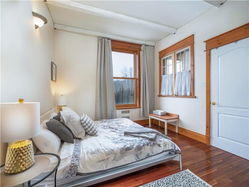 *9 Bedrooms *8,400 sqft Farm House Alliston Cottage Rental DI24457 CottagesInCanada