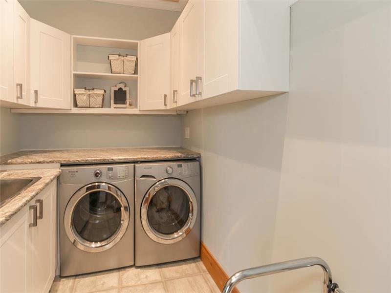 *9 Bedrooms *8,400 sqft Farm House Alliston Cottage Rental DI24457 CottagesInCanada