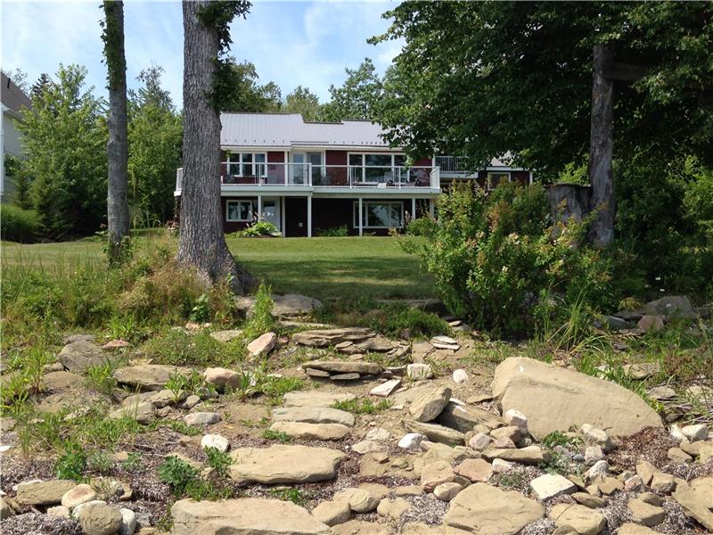 **Waterfront** Two bedroom upper Shediac Cottage Rental GL24525