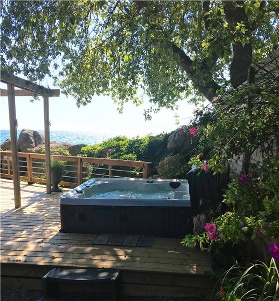 Lakefront cottage on Lake Leamington Cottage Rental PL