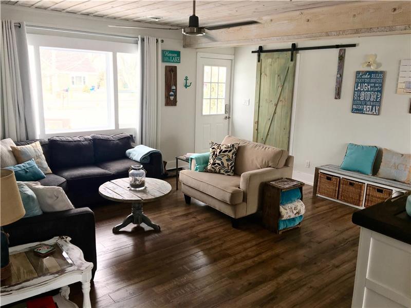 Lakefront cottage on Lake Leamington Cottage Rental PL