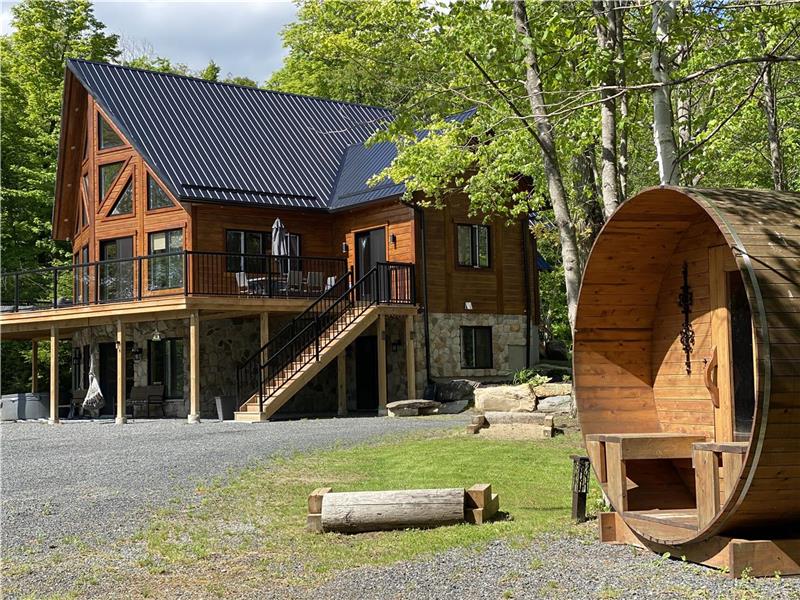 GlenCannon Retreat 1 Mazinaw Lake, Cloyne Cottage Rental GL25219