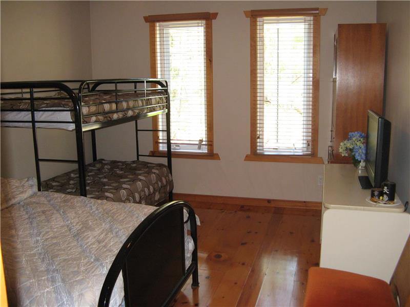 White Pines Chalet Coldwater Cottage Rental GL25801 CottagesInCanada