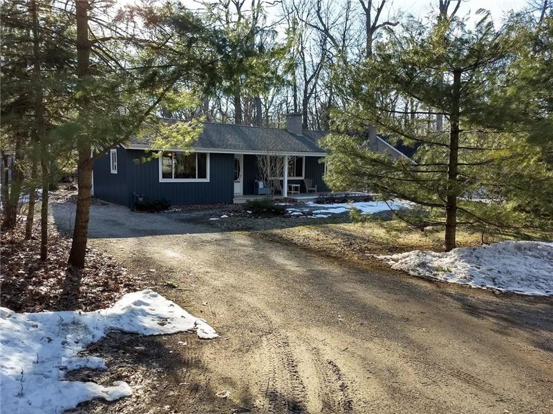 Christie Pines Cottage, Your Grand Grand Bend Cottage Rental DI