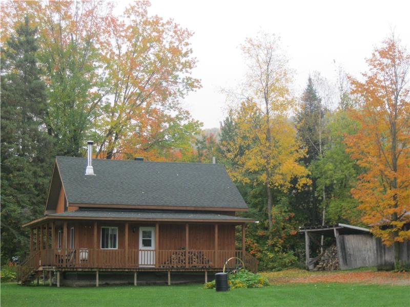 Lakefront Cozy Cottages on Lac de ValdesBois Cottage Rental PL