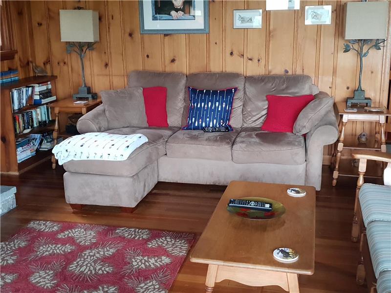 Lakefront cottage right on Grand Bend Cottage Rental DI26809 CottagesInCanada