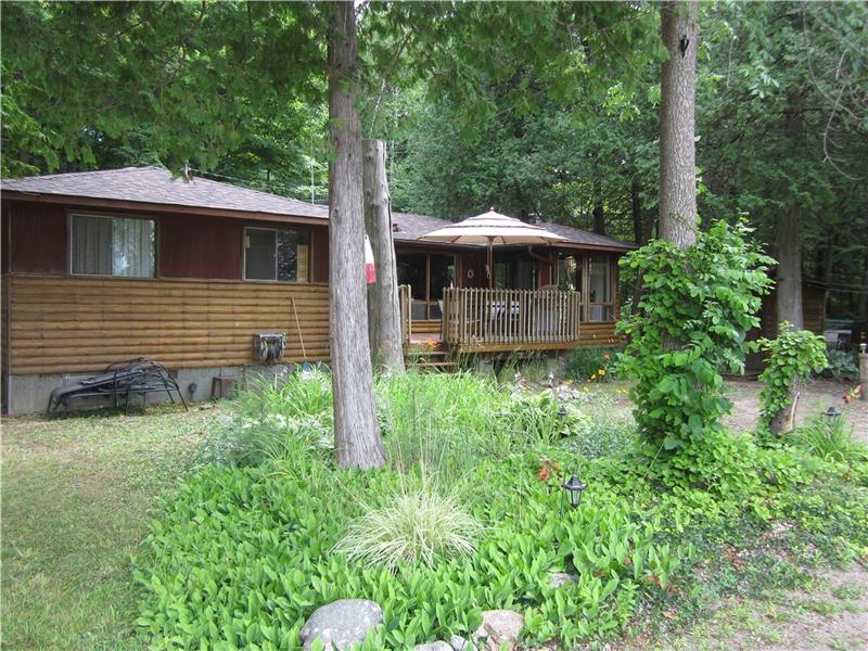Waterfront cottage with private Buckhorn Cottage Rental PL26915
