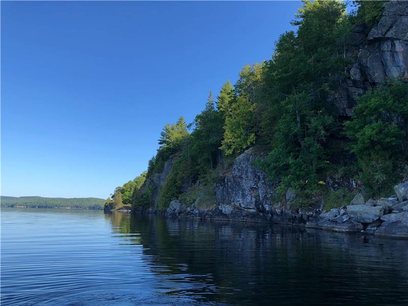 Papineau Lake Beachfront Maple Leaf Cottage Rental DI26973