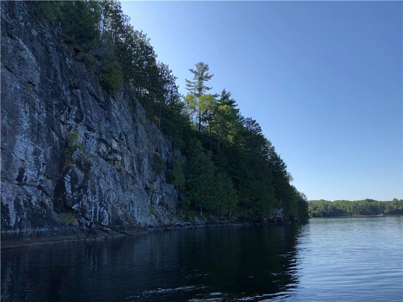 Papineau Lake Beachfront Maple Leaf Cottage Rental DI26973