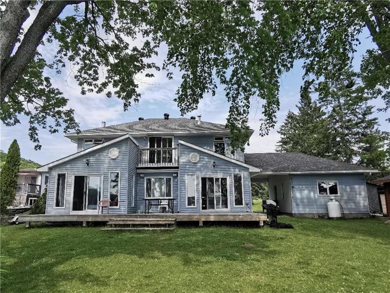 The Blue Charm Utterson Cottage Rental DI27145 CottagesInCanada