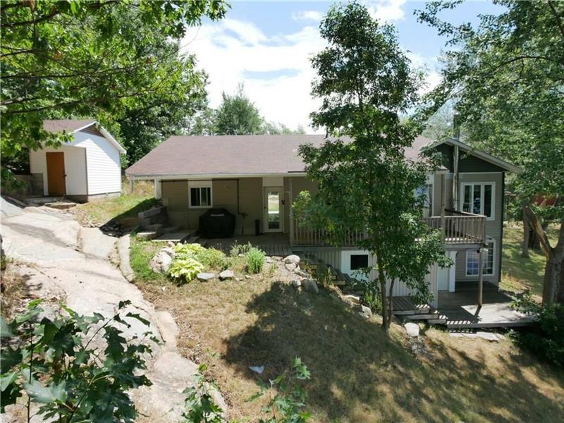 White Fox Cottage, EVReady Dec Barrys Bay Cottage Rental GL27150 CottagesInCanada