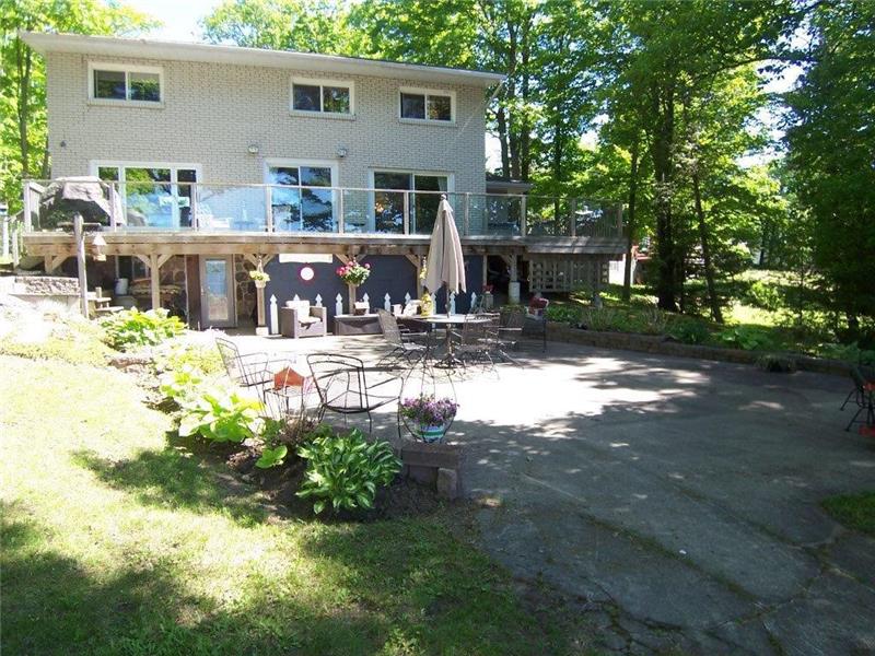 Large waterfront property with Victoria Harbour Cottage Rental DI