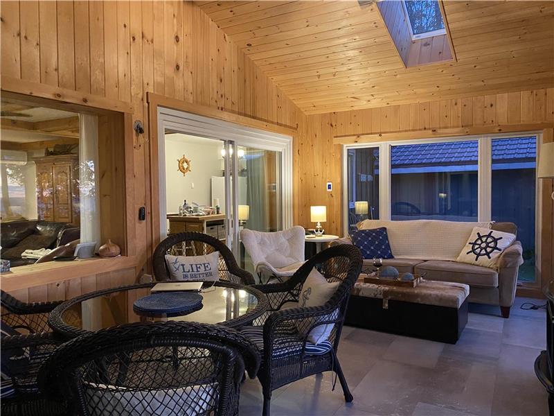 PJ's Lake House, Water Front Goderich Cottage Rental PL27555