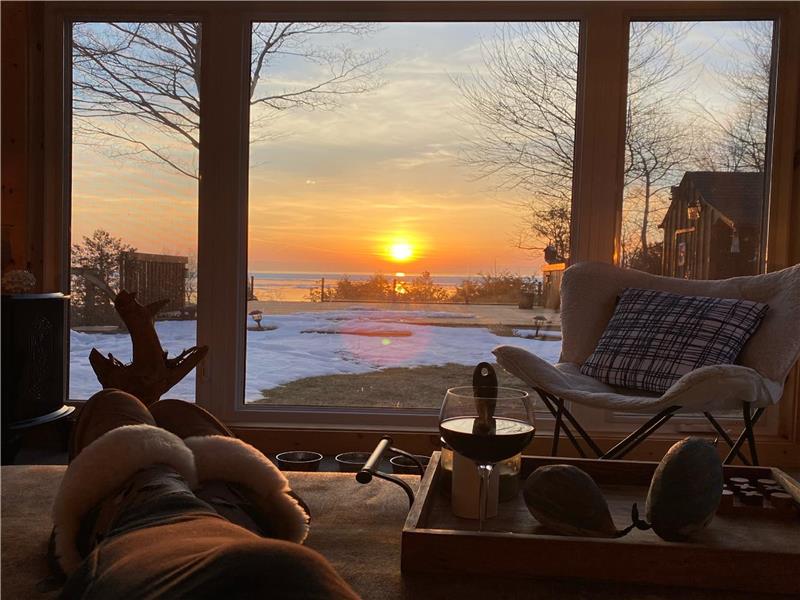 PJ's Lake House, Water Front Goderich Cottage Rental PL27555