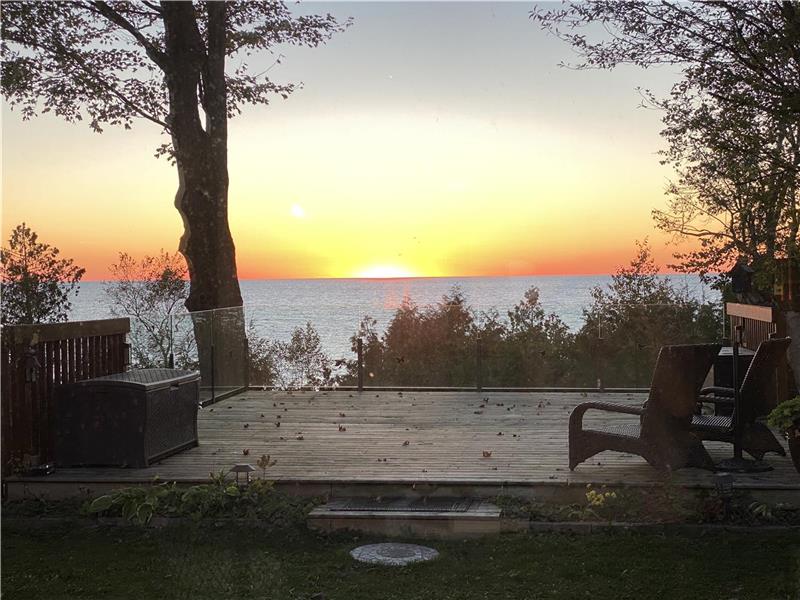 PJ's Lake House, Water Front Goderich Cottage Rental PL27555