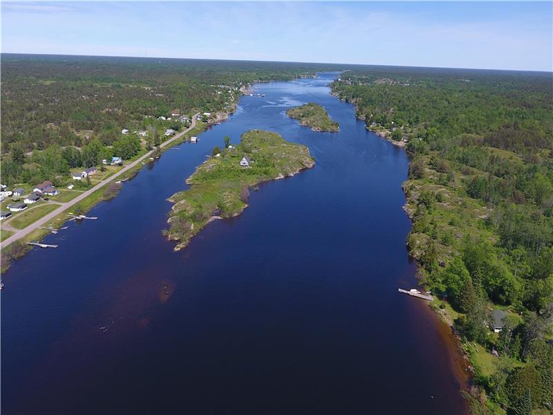 Sandy Pines Cottage in Byng Inlet. Parry Sound Cottage Rental PL