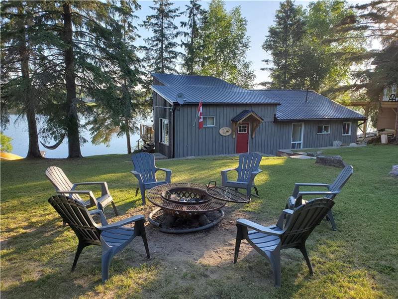 Sandy Pines Cottage in Byng Inlet. Parry Sound Cottage Rental PL