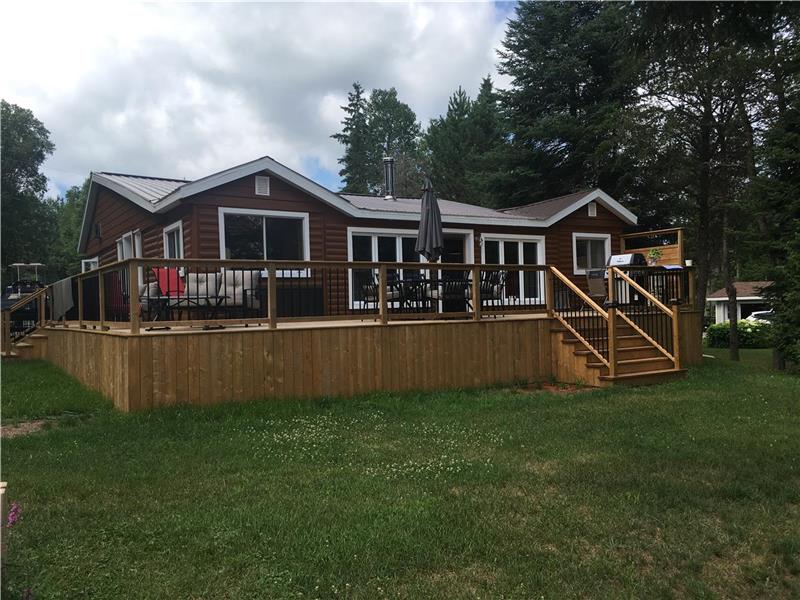 THE POPE LAKE MontLaurier Cottage Rental GL28195 CottagesInCanada