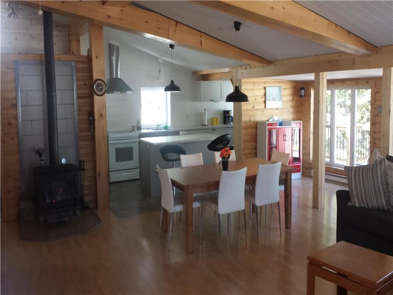 THE POPE LAKE MontLaurier Cottage Rental GL28195 CottagesInCanada