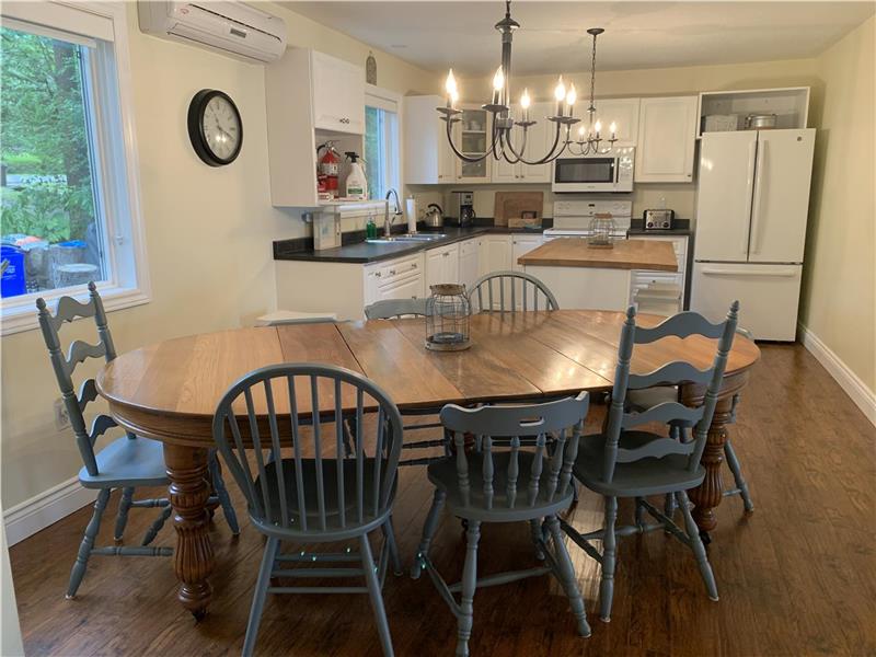 The "Modern Blue Place" Family Victoria Harbour Cottage Rental PL