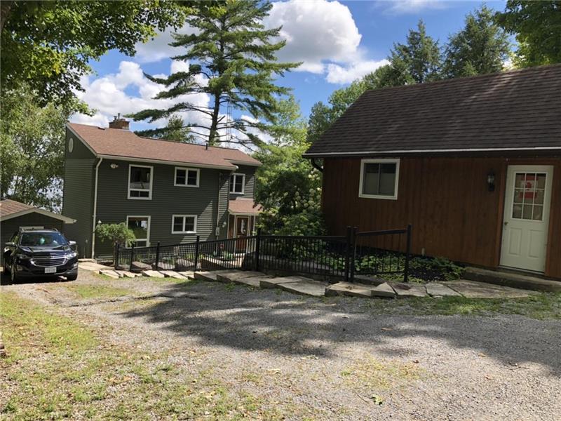 Beautiful Lakeside 3 Bedroom Lakefield Cottage Rental DI28555