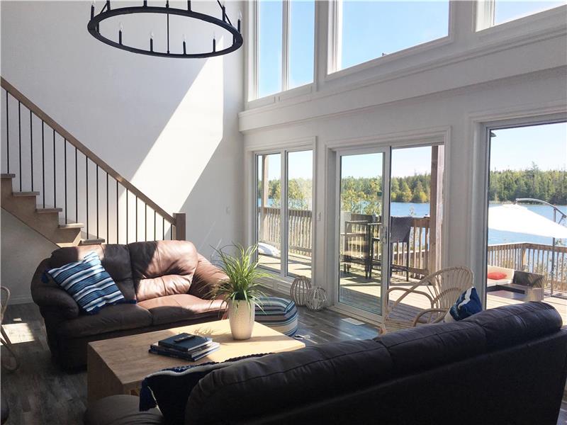 LAKEFRONT LUXURY.... BAY SHORE LAKE Tobermory Cottage Rental DI