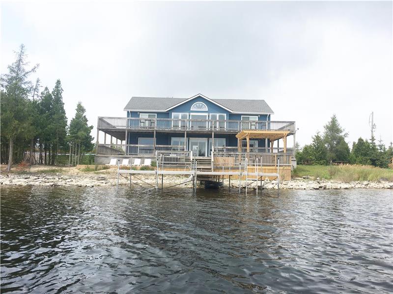 LAKEFRONT LUXURY.... BAY SHORE LAKE Tobermory Cottage Rental DI