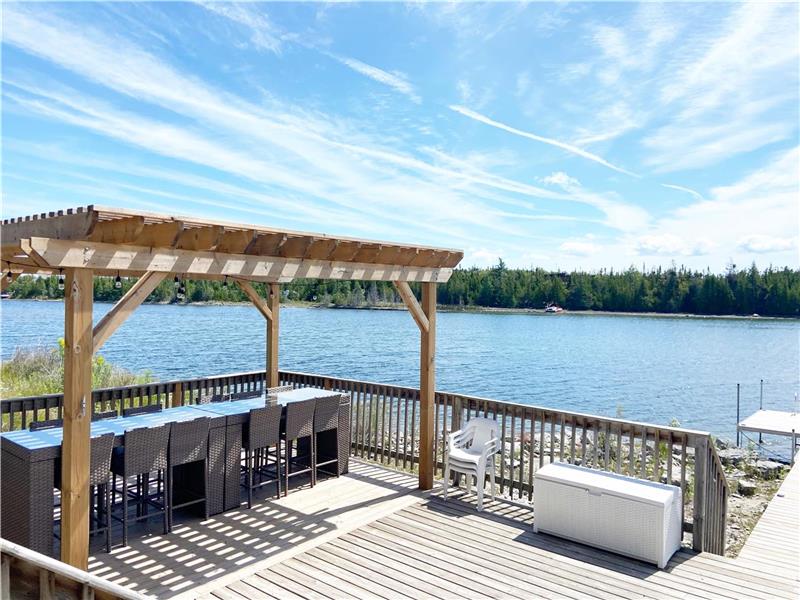 LAKEFRONT LUXURY.... BAY SHORE LAKE Tobermory Cottage Rental DI